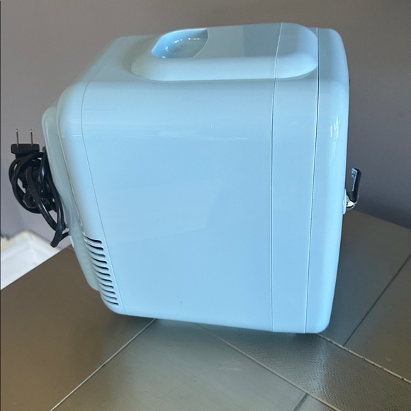 Mini fridge - Picture 10 of 12
